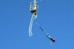 Спортсмен прыгнул с высоты на веревке из презервативов