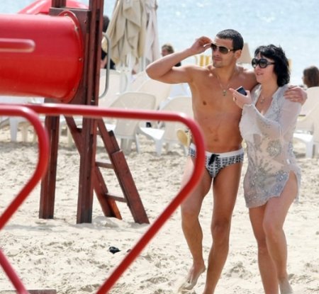Лолиту застукали на израильском пляже с молодым любовником