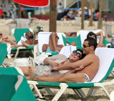 Лолиту застукали на израильском пляже с молодым любовником