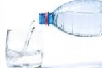 Вода, продающаяся в бутылках, содержит бактерии