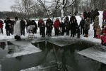 Люди провалились под лед на Крещение