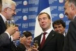Медведев предложил выбрать между ним и Путиным
