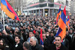 Взрыв шаров на площади в Ереване. Полиция не выпускала людей до конца акции
