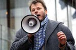 За попытку повторить акцию Pussy Riot на профессора из Хельсинки завели уголовное дело