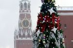 В Кремль на Соборную площадь прибывает столетняя ель, чтобы стать главным украшением Нового года
