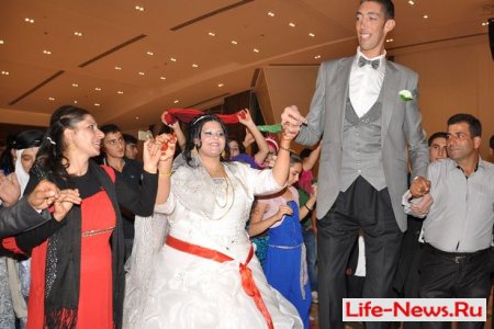 Свадьба великана: самый высокий человек в мире женился