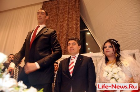 Свадьба великана: самый высокий человек в мире женился