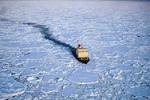 В плену антарктических льдов дрейфуют два судна