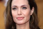 Энергичная Анджелина Джоли не может и дня прожить без дела