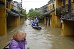 Ураган нарушил жизнь и отдых людей на вьетнамском курорте Нячанг