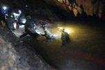 Спасатели нашли юных футболистов, пропавших в пещерах